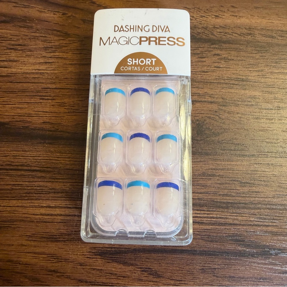 BNWT Dashing Diva MagicPress Press On Nail Kit - Short Squoval - Better be Blue